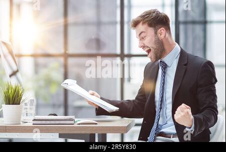 drôle employé de sexe masculin ont le plaisir de jouer gagnant dans le bureau moderne Banque D'Images