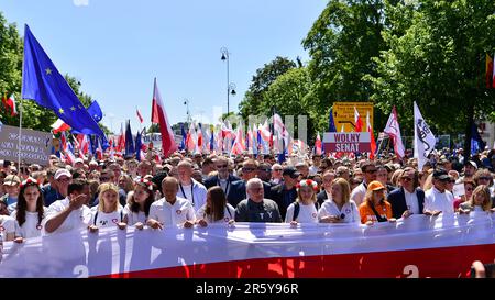 Varsovie, Pologne. 4 juin 2023. Donald Tusk a conduit jusqu'à un demi-million de personnes dans les rues de Varsovie lors de l'une des plus grandes manifestations de po Banque D'Images