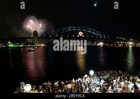 Feu d'artifice de la Saint-Sylvestre à Sydney sur le Sydney Harbour Bridge, qui annonce le nouvel an et le 75th (diamant) anniversaire du pont, affectueusement connu sous le nom de « The Coathanger » par Sydneysiders. Australie. 01.01.2007. Banque D'Images