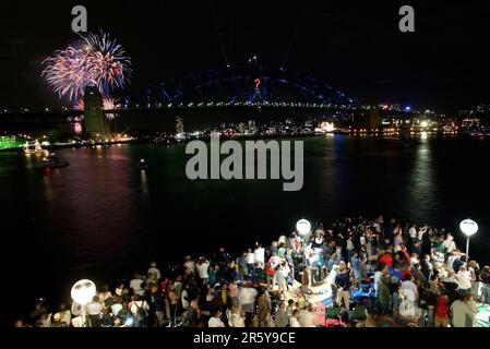 Feu d'artifice de la Saint-Sylvestre à Sydney sur le Sydney Harbour Bridge, qui annonce le nouvel an et le 75th (diamant) anniversaire du pont, affectueusement connu sous le nom de « The Coathanger » par Sydneysiders. Australie. 01.01.2007. Banque D'Images