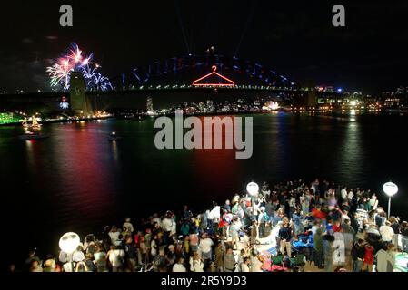 Feu d'artifice de la Saint-Sylvestre à Sydney sur le Sydney Harbour Bridge, qui annonce le nouvel an et le 75th (diamant) anniversaire du pont, affectueusement connu sous le nom de « The Coathanger » par Sydneysiders. Australie. 01.01.2007. Banque D'Images