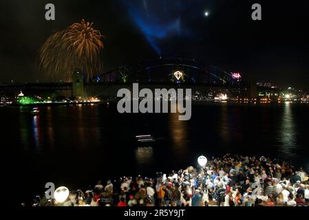 Feu d'artifice de la Saint-Sylvestre à Sydney sur le Sydney Harbour Bridge, qui annonce le nouvel an et le 75th (diamant) anniversaire du pont, affectueusement connu sous le nom de « The Coathanger » par Sydneysiders. Australie. 01.01.2007. Banque D'Images