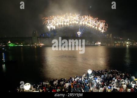 Feu d'artifice de la Saint-Sylvestre à Sydney sur le Sydney Harbour Bridge, qui annonce le nouvel an et le 75th (diamant) anniversaire du pont, affectueusement connu sous le nom de « The Coathanger » par Sydneysiders. Australie. 01.01.2007. Banque D'Images