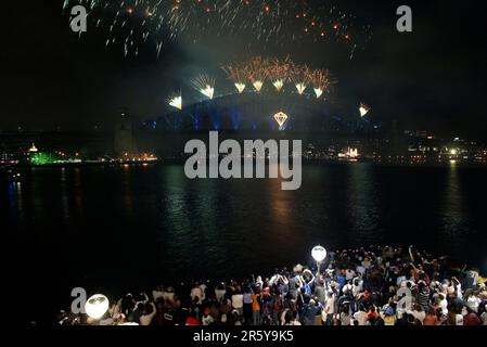 Feu d'artifice de la Saint-Sylvestre à Sydney sur le Sydney Harbour Bridge, qui annonce le nouvel an et le 75th (diamant) anniversaire du pont, affectueusement connu sous le nom de « The Coathanger » par Sydneysiders. Australie. 01.01.2007. Banque D'Images