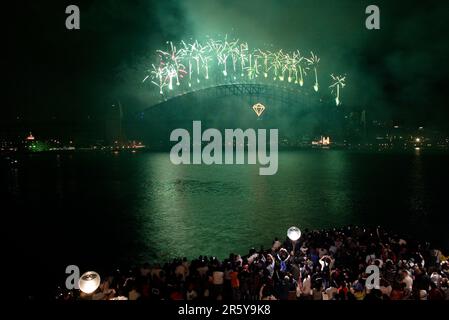 Feu d'artifice de la Saint-Sylvestre à Sydney sur le Sydney Harbour Bridge, qui annonce le nouvel an et le 75th (diamant) anniversaire du pont, affectueusement connu sous le nom de « The Coathanger » par Sydneysiders. Australie. 01.01.2007. Banque D'Images