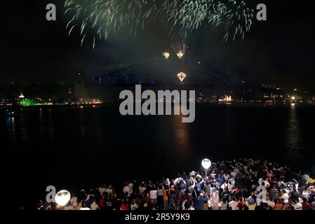 Feu d'artifice de la Saint-Sylvestre à Sydney sur le Sydney Harbour Bridge, qui annonce le nouvel an et le 75th (diamant) anniversaire du pont, affectueusement connu sous le nom de « The Coathanger » par Sydneysiders. Australie. 01.01.2007. Banque D'Images