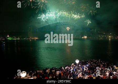 Feu d'artifice de la Saint-Sylvestre à Sydney sur le Sydney Harbour Bridge, qui annonce le nouvel an et le 75th (diamant) anniversaire du pont, affectueusement connu sous le nom de « The Coathanger » par Sydneysiders. Australie. 01.01.2007. Banque D'Images