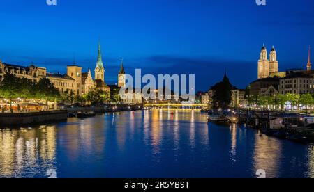 Vue panoramique sur le centre historique de Zurich avec la célèbre église Fraumünster et Grossmünster et le fleuve Limmat au lac de Zurich à l'heure bleue, SWI Banque D'Images