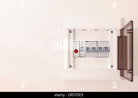 Ouvrir la boîte à fusibles sur le mur beige. Espace pour le texte Banque D'Images