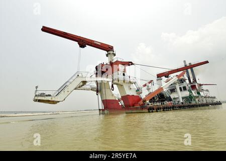 Dhaka. 6th juin 2023. Cette photo montre une drague à succion de coupe qui travaille sur un site du projet de travaux d'entraînement fluvial du projet de pont polyvalent Padma (PMBP-RTW) au Bangladesh, sur 31 mai 2023. POUR ALLER AVEC 'Feature: Flood-hit vies au Bangladesh secouru par le projet d'entraînement de rivière de PowerChina' Credit: Xinhua/Alay Live News Banque D'Images