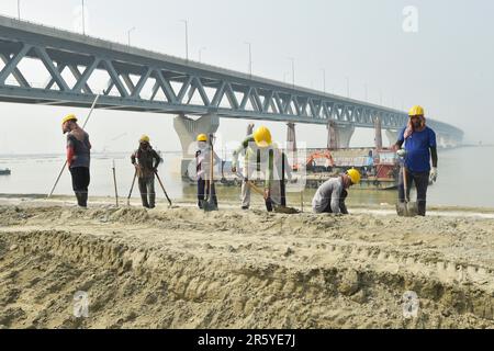 Dhaka. 6th juin 2023. Les travailleurs sont photographiés sur un site du projet de travaux de formation sur les rivières du projet de pont polyvalent Padma (PMBP-RTW) à Munshiganj, dans la banlieue de Dhaka, au Bangladesh, sur 31 mai 2023. POUR ALLER AVEC 'Feature: Flood-hit vies au Bangladesh secouru par le projet d'entraînement de rivière de PowerChina' Credit: Xinhua/Alay Live News Banque D'Images