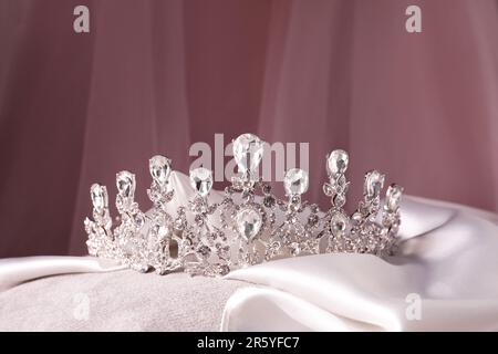 Magnifique tiara argentée avec des diamants sur tissu blanc Banque D'Images