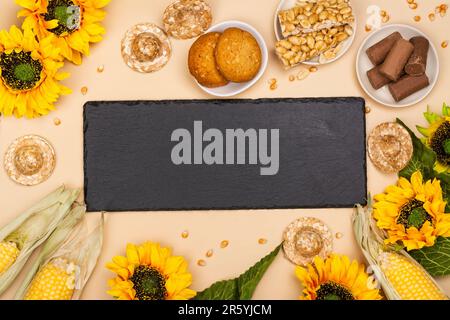 Célébration de la Festa Junina brésilienne. Table avec des plats traditionnels, des bonbons et des boissons pour la fête Festa Junina. Copier l'espace. Vue de dessus Banque D'Images