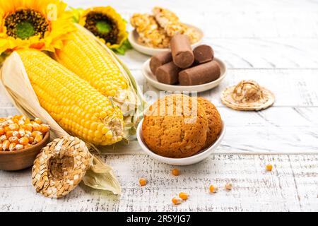 Célébration de la Festa Junina brésilienne. Table avec des plats traditionnels, des bonbons et des boissons pour la fête Festa Junina. Copier l'espace. Vue de dessus Banque D'Images