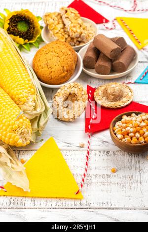 Célébration de la Festa Junina brésilienne. Table avec des plats traditionnels, des bonbons et des boissons pour la fête Festa Junina. Copier l'espace. Vue de dessus Banque D'Images