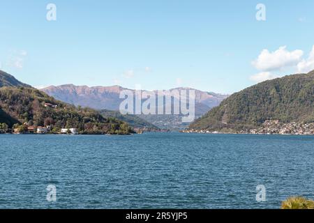 Vue panoramique sur le lac de Lugano depuis Porto Ceresio (Italie). Copier l'espace. Banque D'Images