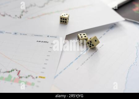 Dés cubes pour trader. Les mots avec des cubes Vendre Acheter sur tableau financier comme arrière-plan. Selective focus Banque D'Images