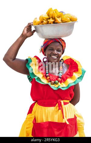 Joyeux sourire Palenquera fruit frais rue vendeur de Cartagena, Colombie, isolé sur fond blanc. Femme afro-colombienne en vêtements traditionnels. Banque D'Images