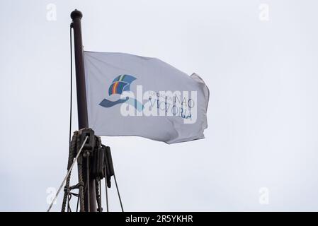 Réplique galléon espagnol du 17th siècle à Southend Pier, Southend on Sea, Essex, Royaume-Uni. Drapeau de la Fundacion Nao Victoria Banque D'Images