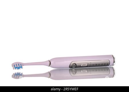 Une brosse à dents électrique, macro, isolée sur un fond blanc. Banque D'Images