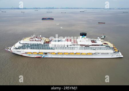 SHANGHAI, CHINE - 6 JUIN 2023 - Adora Magic City, le premier grand navire de croisière construit en Chine, quitte le quai pour l'amarrage à Shanghai, en Chine, Banque D'Images