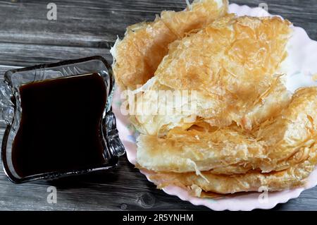 Meshaltet égyptien de feteer, couches sur des couches de pâte à pâtisserie avec des charges de ghee ou de beurre entre les deux avec de la mélasse, une substance visqueuse résultant fro Banque D'Images