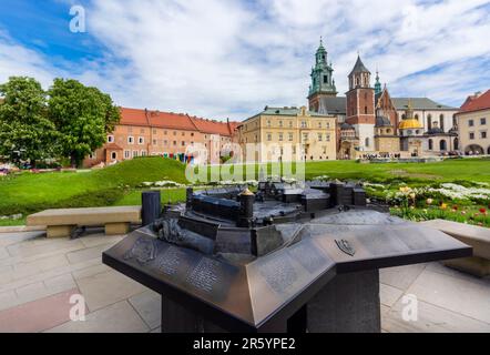 CRACOVIE, POLOGNE - mai 2023 : modèle extérieur de la vieille ville de Cracovie. Carte en bronze des bâtiments de la vieille ville avec le château de Wawel dans le backgroun Banque D'Images