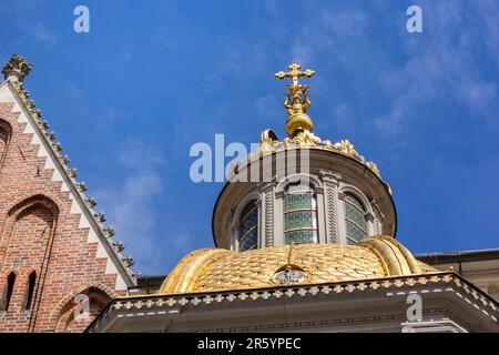 Magnifiques dômes de la cathédrale de Wawel à Cracovie, en Pologne. Mai 2023 Banque D'Images