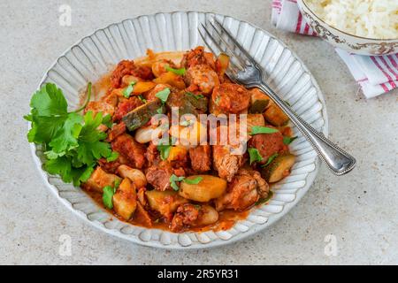 Ragoût de poulet espagnol avec vin rouge, chorizo et légumes Banque D'Images