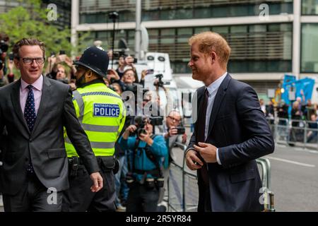 Cours royales de justice, Londres, Royaume-Uni. 6th juin 2023. Le prince Harry arrive devant les cours royales de justice, avant son procès contre le groupe Mirror. Le duc de Sussex poursuit Mirror Group Newspapers (MGN) pour des dommages-intérêts sur la collecte présumée d'informations illégales, y compris le piratage téléphonique, et sera le premier royal britannique senior à témoigner devant la cour pendant 130 ans. Photo par Amanda Rose/Alamy Live News Banque D'Images