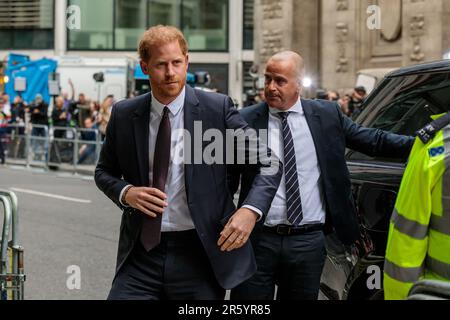 Cours royales de justice, Londres, Royaume-Uni. 6th juin 2023. Le prince Harry arrive devant les cours royales de justice, avant son procès contre le groupe Mirror. Le duc de Sussex poursuit Mirror Group Newspapers (MGN) pour des dommages-intérêts sur la collecte présumée d'informations illégales, y compris le piratage téléphonique, et sera le premier royal britannique senior à témoigner devant la cour pendant 130 ans. Photo par Amanda Rose/Alamy Live News Banque D'Images