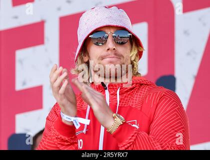 04 juin 2023, Saxe, Leipzig: Football: Coupe DFB, après la finale, RB Leipzig - Eintracht Frankfurt. Le joueur de Leipzig, Emil Forsberg, arrive pour la célébration de la victoire sur la pelouse du festival en face du stade. RB Leipzig remporte la finale de la coupe DFB pour la deuxième fois la nuit précédente (3,6.). Photo: Jan Woitas/dpa - NOTE IMPORTANTE: Conformément aux exigences du DFL Deutsche Fußball Liga et du DFB Deutscher Fußball-Bund, il est interdit d'utiliser ou d'avoir utilisé des photos prises dans le stade et/ou du match sous forme de séquences d'images et/ou de séries de photos de type vidéo. Banque D'Images