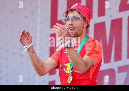 04 juin 2023, Saxe, Leipzig: Football: Coupe DFB, après la finale, RB Leipzig - Eintracht Frankfurt. Le joueur de Leipzig, Kevin Kampl, arrive pour la célébration de la victoire sur la pelouse du festival en face du stade. RB Leipzig remporte la finale de la coupe DFB pour la deuxième fois la nuit précédente (3,6.). Photo: Jan Woitas/dpa - NOTE IMPORTANTE: Conformément aux exigences du DFL Deutsche Fußball Liga et du DFB Deutscher Fußball-Bund, il est interdit d'utiliser ou d'avoir utilisé des photos prises dans le stade et/ou du match sous forme de séquences d'images et/ou de séries de photos de type vidéo. Banque D'Images