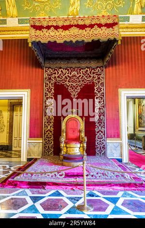 La salle du trône du Palais Royal de Naples qui devint en 1734 la résidence royale des Bourbons - Naples, Italie Banque D'Images