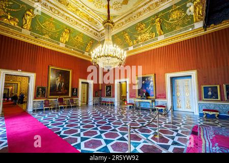 La salle du trône du Palais Royal de Naples qui devint en 1734 la résidence royale des Bourbons - Naples, Italie Banque D'Images