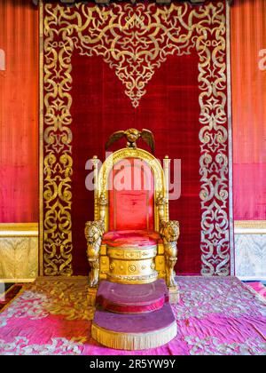 La salle du trône du Palais Royal de Naples qui devint en 1734 la résidence royale des Bourbons - Naples, Italie Banque D'Images