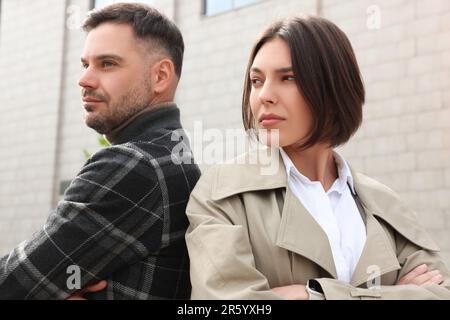 L'homme et la femme se sont détournés les uns des autres à l'extérieur. Problèmes de relation Banque D'Images