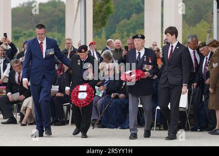 Les vétérans du jour J se préparent à déposer des couronnes lors du service du souvenir de la Légion royale britannique (RBL) pour commémorer le 79th anniversaire des débarquements du jour J, au Mémorial de Normandie britannique à Ver-sur-Mer, en Normandie, en France. Le service se souvient des 22 442 militaires et femmes de 38 pays différents qui sont morts sous commandement britannique le jour J et pendant la bataille de Normandie à l'été 1944. Date de la photo: Mardi 6 juin 2023. Banque D'Images