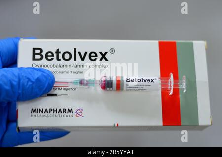 Le Caire, Egypte, 3 juin 2023: Betolvex Cyanocobalamin complexe de tanin seringue préremplie pour injection intramusculaire utilisé pour traiter la vitamine B. Banque D'Images