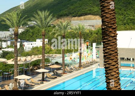 Piscine extérieure dans un complexe de luxe et belle vue sur les montagnes par beau soleil Banque D'Images