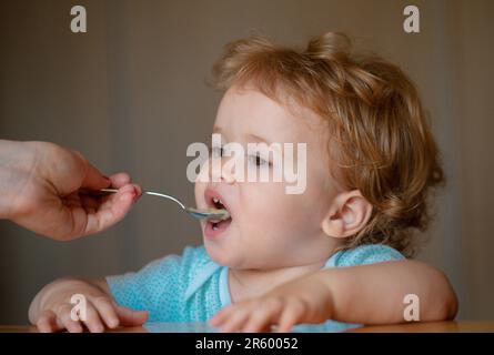 Concept de famille, de nourriture, d'enfant, de manger et de parentalité. Nourrir les enfants. Pas faim. Enfant refusant de manger. Une alimentation saine pour les enfants. L'enfant n'a pas d'appétit. Banque D'Images