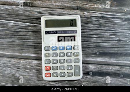 Le Caire, Egypte, 31 mai 2023: CASIO calculatrice solaire, calculatrices électroniques portables alimentées par des cellules solaires montées sur l'appareil, Calcul solaire Banque D'Images