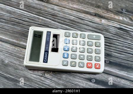 Le Caire, Egypte, 31 mai 2023: CASIO calculatrice solaire, calculatrices électroniques portables alimentées par des cellules solaires montées sur l'appareil, Calcul solaire Banque D'Images