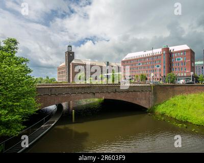 Le Dommel traverse le centre de la ville hollandaise de Den Bosch, à la fin du printemps. Pays-Bas, Europe. Banque D'Images