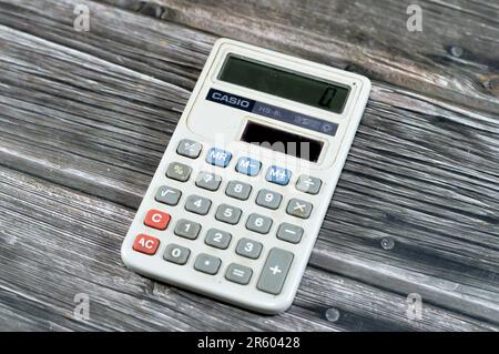 Le Caire, Egypte, 31 mai 2023: CASIO calculatrice solaire, calculatrices électroniques portables alimentées par des cellules solaires montées sur l'appareil, Calcul solaire Banque D'Images