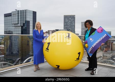 Celeste Coles (R), vainqueur de la loterie à Birmingham, qui a gagné £3,6 millions en 2022, Et Kathy Garrett, de la Loterie nationale, qui remet des prix aux gagnants de la loterie, dans le jardin secret de la Bibliothèque de Birmingham, comme la ville est nommée le plus chanceux du Royaume-Uni pour vivre selon la Loterie nationale, avec 205 millionnaires créés depuis le début de la Loterie nationale. Date de la photo: Mardi 6 juin 2023. Banque D'Images