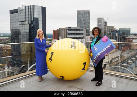 Celeste Coles (R), vainqueur de la loterie à Birmingham, qui a gagné £3,6 millions en 2022, Et Kathy Garrett, de la Loterie nationale, qui remet des prix aux gagnants de la loterie, dans le jardin secret de la Bibliothèque de Birmingham, comme la ville est nommée le plus chanceux du Royaume-Uni pour vivre selon la Loterie nationale, avec 205 millionnaires créés depuis le début de la Loterie nationale. Date de la photo: Mardi 6 juin 2023. Banque D'Images