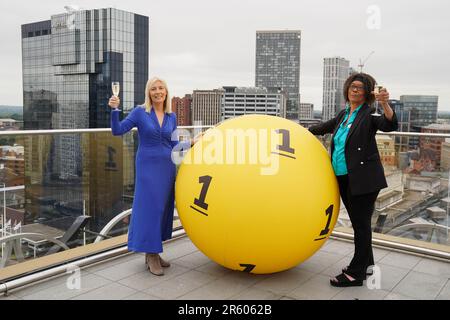 Celeste Coles (R), vainqueur de la loterie à Birmingham, qui a gagné £3,6 millions en 2022, Et Kathy Garrett, de la Loterie nationale, qui remet des prix aux gagnants de la loterie, dans le jardin secret de la Bibliothèque de Birmingham, comme la ville est nommée le plus chanceux du Royaume-Uni pour vivre selon la Loterie nationale, avec 205 millionnaires créés depuis le début de la Loterie nationale. Date de la photo: Mardi 6 juin 2023. Banque D'Images