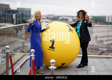 Celeste Coles (R), vainqueur de la loterie à Birmingham, qui a gagné £3,6 millions en 2022, Et Kathy Garrett, de la Loterie nationale, qui remet des prix aux gagnants de la loterie, dans le jardin secret de la Bibliothèque de Birmingham, comme la ville est nommée le plus chanceux du Royaume-Uni pour vivre selon la Loterie nationale, avec 205 millionnaires créés depuis le début de la Loterie nationale. Date de la photo: Mardi 6 juin 2023. Banque D'Images