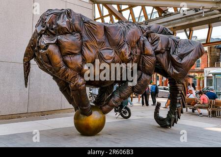 Sculpture Couch Monster par Brian Jungen à Toronto, Canada Banque D'Images